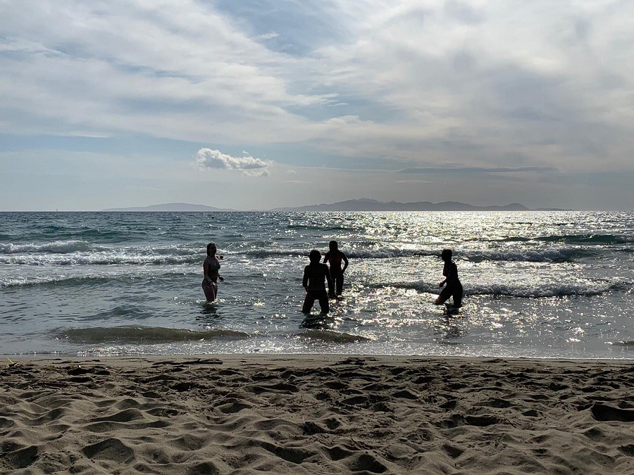 Roadtrip Toscane, Italie Cala Civette strand spel avond Roadtrip Toscane, Italie Cala Civette strand spel avond