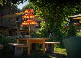 Camping Domaine Le Peyral Zuid-Frankrijk gezellige picknicktafels Camping Domaine le Peyral 30pluskids
