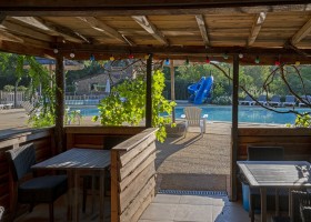 Camping Le Pech Charmant in de Dordogne, Frankrijk restaurant bij zwembad Camping Le Pech Charmant 30pluskids