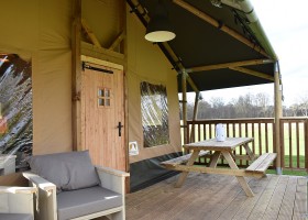 Klein Koestapel in Putten op de Veluwe, Nederland terras safaritent Klein Koestapel 30pluskids