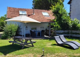 Domaine La Terrasse in de Auvergne, Frankrijk gite tiny achterkant Camping Domaine La Terrasse 30pluskids