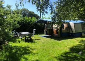 Le Cheval Rouge Bretagne Frankrijk tent met zitje Le Cheval Rouge Vacances 30pluskids