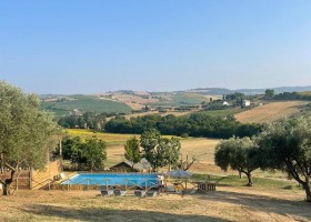 Vista Fermo in Le Marche, Italie zwembad met uitzicht Agriturismo Camping Vista Fermo 30pluskids