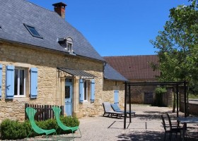 Place de la Famille in de Dordogne, Frankrijk grote gite tuin Glamping Place de la Famille 30pluskids