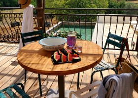 Unique Boutique Houses in de Aude, Zuid-Frankrijk MANOIR terras uitzicht zwembad Unique Boutique Houses 30pluskids