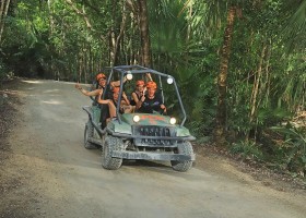 Travelnauts Mexico Playa del Carmen gezin in buggy Travelnauts rondreis Mexico 30pluskids
