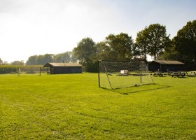 BoerenBed Brabantse Hei in Hooge Mierde Noord-Brabant, Nederland voetbalveld en tenten BoerenBed De Brabantse Hei 30pluskids