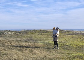 Vakantiehuisjes Waddenrust op Schiermonnikoog, Nederland moeder met kind in duinen Vakantiehuisjes Waddenrust  30pluskids