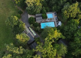 Castelwood in de Dordogne, Frankrijk van bovenaf Castelwood Vacances 30pluskids