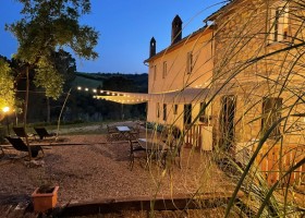 Casa Glamping Sorriso in Umbrie Italie gezellig verlicht in de avond Casa & Glamping Sorriso 30pluskids