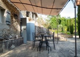 Gite le Bel Endroit in de Ardeche, Frankrijk 12. Terras keuken tonel en zicht op tuin Gîte Le Bel Endroit 30pluskids