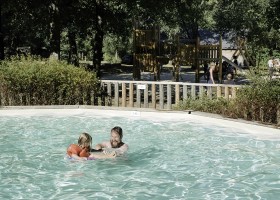 Camping Huttopia Lac de Sille, Frankrijk zwembad Camping Huttopia Lac de Sillé 30pluskids