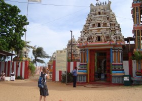 Riksja Familie rondreis Sri Lanka Hindu tempel in Trincostad Riksja Family Sri Lanka 30pluskids