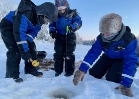 Travelnauts Finland Lapland ijsvissen met kids Travelnauts familiereis winters Lapland 30pluskids