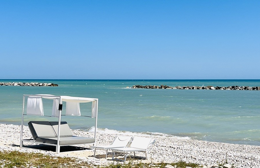 Villa Alwin Beach Resort in Le Marche, Italie strandbed Villa Alwin Beach Resort 30pluskids image gallery