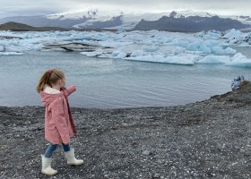 Senja Reizen Avontuurlijke vakantie IJsland met kinderen ijsbergenmeer-ijsland-meisje-roze-jas Avontuurlijke vakantie IJsland met kinderen 30pluskids