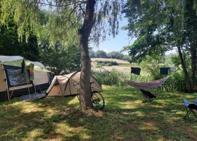 Camping de Salviac Lot et Garonne Frankrijk kampeerplek met hangmat Camping de Salviac 30pluskids