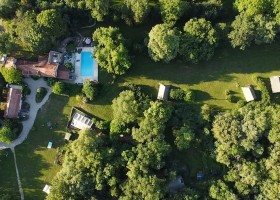 Le Mas du Midi in de Tarn-et-Garonne, Frankrijk camping van bovenaf Camping et Gites Le Mas du Midi 30pluskids