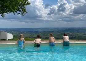 Case Leonori in Le Marche, Italie zwembad uitzicht - kopie Agriturismo Case Leonori 30pluskids