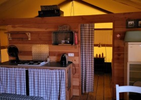 Domaine La Terrasse in de Auvergne, Frankrijk safaritent binnen Camping Domaine La Terrasse 30pluskids