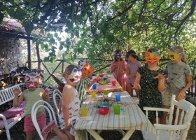 Agriturismo Crose in Piemonte, Italie maskers maken Agriturismo Crose 30pluskids