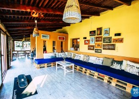 Nexo Surfhouse in Andalusie, Spanje lounge NEXO Surfhouse 30pluskids