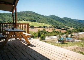 Agriturismo Camping Vista San Vicino Le Marche Italie uitzicht op zwembad en omgeving - kopie Agriturismo Vista San Vicino 30pluskids