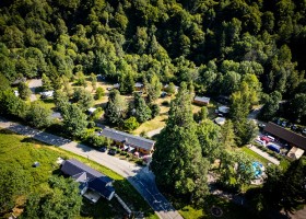 Canigou outdoor op caming Ascou La Forge in Ariege Frankrijk vooraanzicht Canigou Outdoor op Camping Ascou La Forge 30pluskids