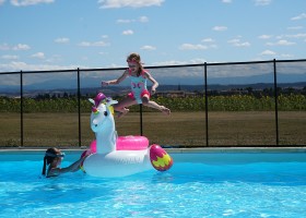 Domaine Las Brugues in de Aude, Zuid-Frankrijk 07 spelen in het zwembad Las Brugues 30pluskids