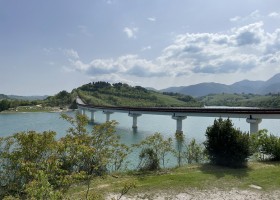 Camping Vista SanVicino in Le Marche, Italie Brug Lago di Cingoli Agriturismo Vista San Vicino 30pluskids