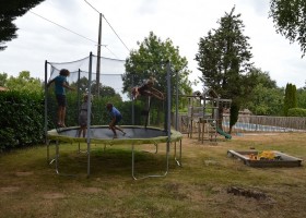 La Legerie in Pensol, Limousin, Haute-Vienne, Frankrijk speeltuin met trampoline La Lègerie 30pluskids