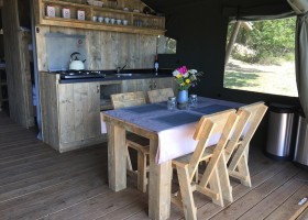 Lot Sous Toile in de Lot, Frankrijk eettafel in keuken Lot Sous Toile 30pluskids