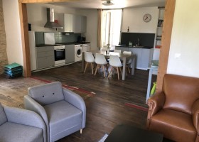 La Legerie in Pensol, Limousin, Haute-Vienne, Frankrijk keuken vanuit woonkamer La Lègerie 30pluskids