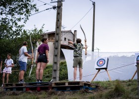 Canigou outdoor op caming Ascou La Forge in Ariege Frankrijk boogschieten Canigou Outdoor op Camping Ascou La Forge 30pluskids