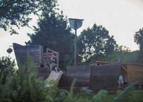 Camping Domaine Le Peyral in Herault Zuid-Frankrijk Piratenschip Camping Domaine le Peyral 30pluskids