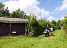 Boerenbed Hoeve Zeeland Nederland met de kruiwagen naar de tent BoerenBed Hoeve Zeeland 30pluskids