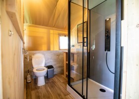 Agriturismo Angeli Sognanti in Le Marche, Italie safaritent nieuw badkamer Agriturismo Angeli Sognanti 30pluskids