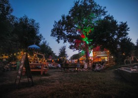 Camping Domaine Le Peyral Zuid-Frankrijk gezellig verlicht avond Camping Domaine le Peyral 30pluskids
