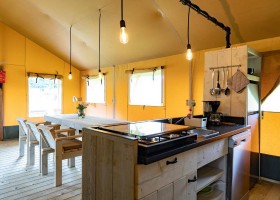 Glamping De Bosweide in Alphen, Noord-Brabant, Nederland tent binnen keuken Glamping de Bosweide 30pluskids