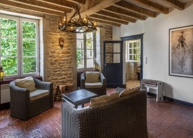 Kimaro Farmhouse in de Bourgogne, Frankrijk Twiga House woonkamer Kimaro Farmhouse 30pluskids