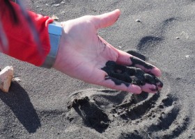 Senja Reizen Avontuurlijke vakantie IJsland met kinderen stokksnes-vestrahorn-ijsland-hand-zwart-zand Avontuurlijke vakantie IJsland met kinderen 30pluskids