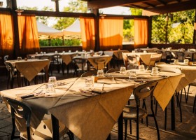 Camping Lucherino in Toscane, Italie restaurant Camping Lucherino 30pluskids