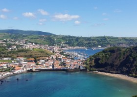 Travelnauts eilandhoppen Azoren-Faial-horts-zee-baai-overzicht Eilandhoppen op de Azoren 30pluskids
