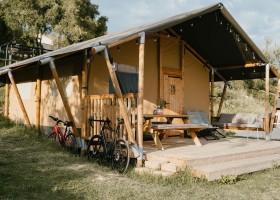 VistaFermo-Allora-in Le Marche Italie safaritent liggend 5 Agriturismo Camping Vista Fermo 30pluskids