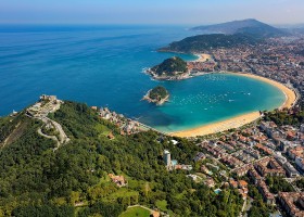 Travelnauts rondreis Spanje - San Sebastian - bovenaanzicht - stad - baai - strand - zee - groen Travelnauts rondreis Spaans Baskenland 30pluskids