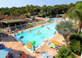Tendi op Camping Les Lauriers Roses aan de Cote d'Azur, Frankrijk zwembad Tendi op Camping Les Lauriers Roses 30pluskids