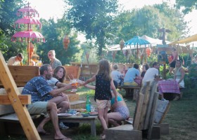 Camping Domaine Le Peyral Herault Zuid-Frankrijk terras Camping Domaine le Peyral 30pluskids