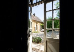 Les Marguerites in de Dordogne, Frankrijk uitkijkje binnenplaats Les Marguerites 30pluskids