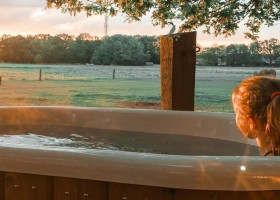 Boerderij De Kleine Wildenberg in Deventer hottub 2 Boerderij De Kleine Wildenberg 30pluskids