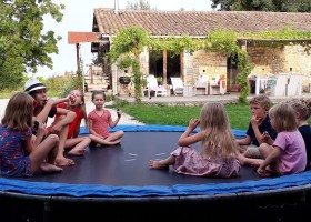 Le Petit Chaillot in Poitou-Charentes, Frankrijk 03 kinderen op de trampoline Le Petit Chaillot 30pluskids